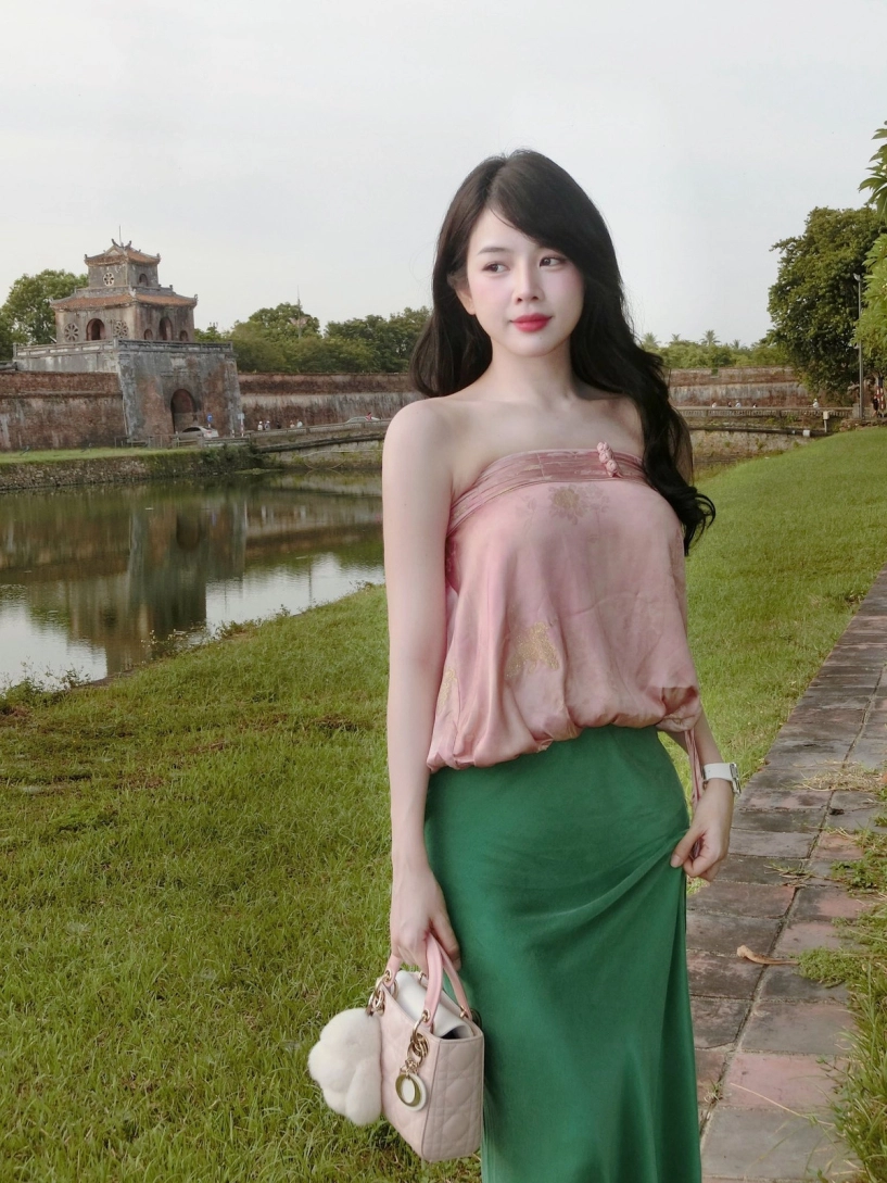 búp bê dj diện áo quây khoe trọn bờ vai trần nhan sắc ngọt ngào - 1