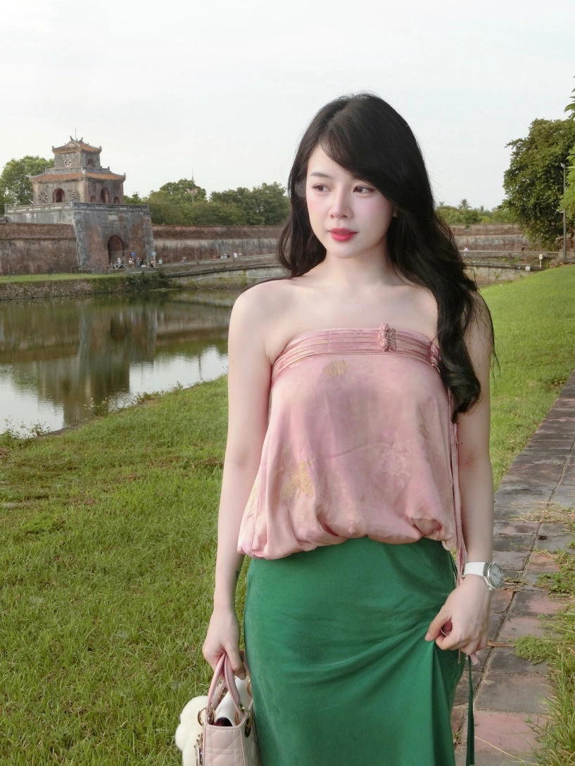búp bê dj diện áo quây khoe trọn bờ vai trần nhan sắc ngọt ngào - 2