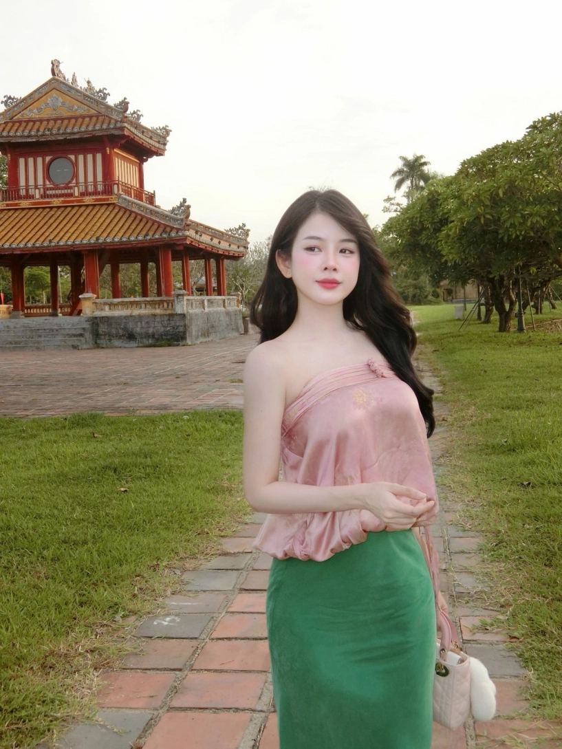 búp bê dj diện áo quây khoe trọn bờ vai trần nhan sắc ngọt ngào - 3