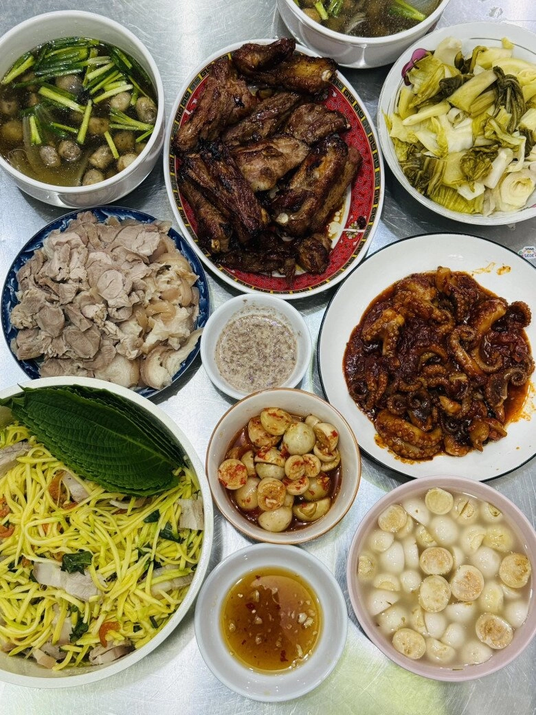 Ca sĩ đình đám ở mỹ về việt nam khoe mâm cơm nhà dân dã nhưng với cô là đỉnh của đỉnh - 2