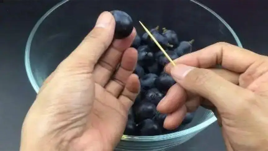 Cắm một cây tăm vào quả nho thật tuyệt vời giải quyết được nỗi phiền toái lớn của nhiều người hãy mau học ngay - 3