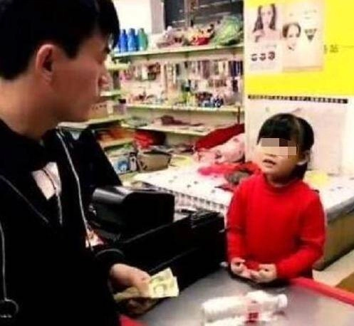 Camera cửa hàng tiện lợi ghi lại cảnh bé gái lén lút trộm đồ nhân viên thấy thứ đứa trẻ cầm trên tay mà xót xa - 1
