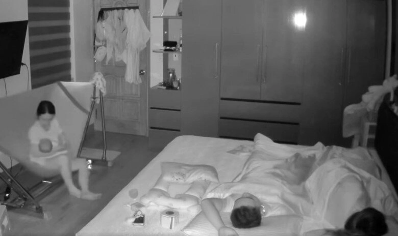 Camera ghi cảnh giữa đêm vợ chồng đang ngủ mẹ chồng âm thầm làm một việc khiến con dâu phải đi kể khắp nơi - 3