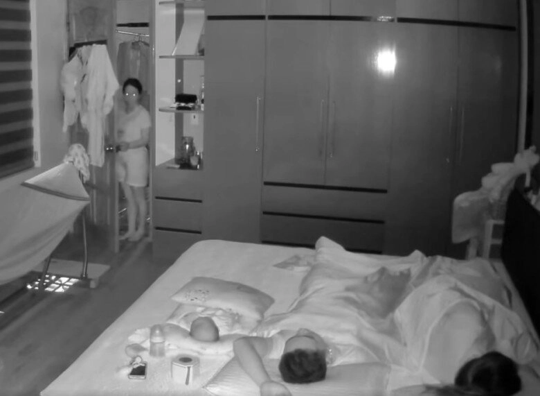 Camera ghi cảnh giữa đêm vợ chồng đang ngủ mẹ chồng âm thầm làm một việc khiến con dâu phải đi kể khắp nơi - 5