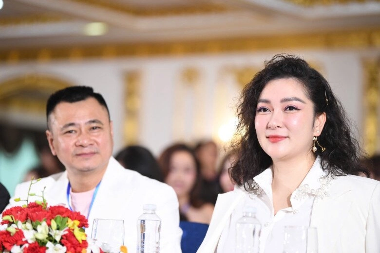 cân tốt kiểu tóc từng làm khó loạt mỹ nhân việt nàng hậu đăng quang 21 năm đứng cạnh đàn em không hề lép vế - 1