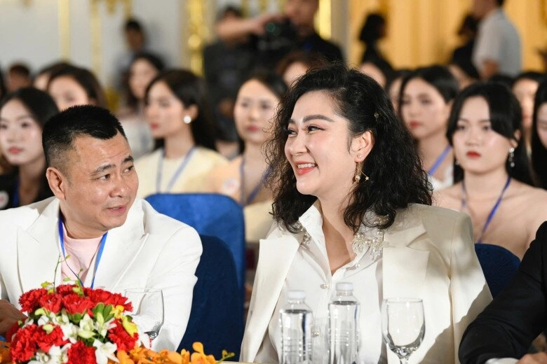 cân tốt kiểu tóc từng làm khó loạt mỹ nhân việt nàng hậu đăng quang 21 năm đứng cạnh đàn em không hề lép vế - 2