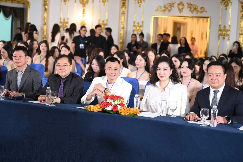 cân tốt kiểu tóc từng làm khó loạt mỹ nhân việt nàng hậu đăng quang 21 năm đứng cạnh đàn em không hề lép vế - 3