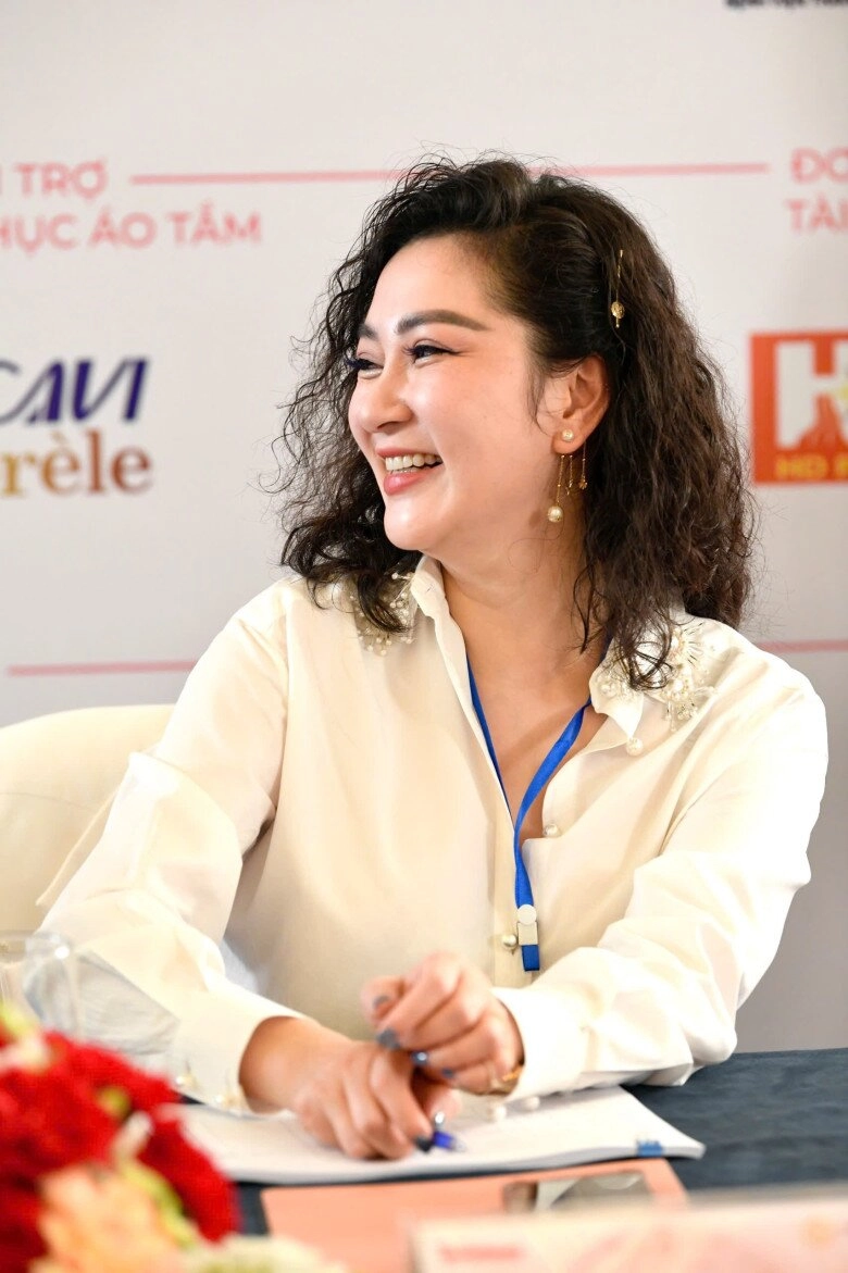 cân tốt kiểu tóc từng làm khó loạt mỹ nhân việt nàng hậu đăng quang 21 năm đứng cạnh đàn em không hề lép vế - 7