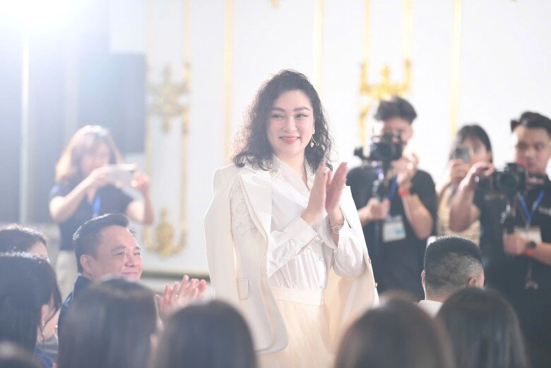 cân tốt kiểu tóc từng làm khó loạt mỹ nhân việt nàng hậu đăng quang 21 năm đứng cạnh đàn em không hề lép vế - 12