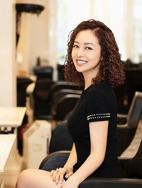 cân tốt kiểu tóc từng làm khó loạt mỹ nhân việt nàng hậu đăng quang 21 năm đứng cạnh đàn em không hề lép vế - 13