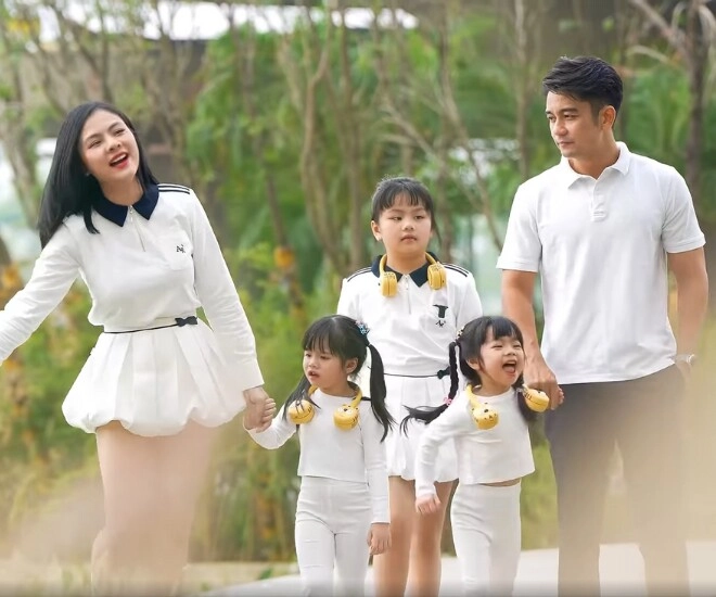 Cặp song sinh nhà vân trang xinh như búp bê thường khóc vì giành mẹ giờ ra dáng chị gái từ ngày có em trai - 1