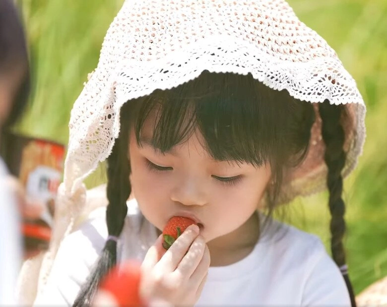 Cặp song sinh nhà vân trang xinh như búp bê thường khóc vì giành mẹ giờ ra dáng chị gái từ ngày có em trai - 2
