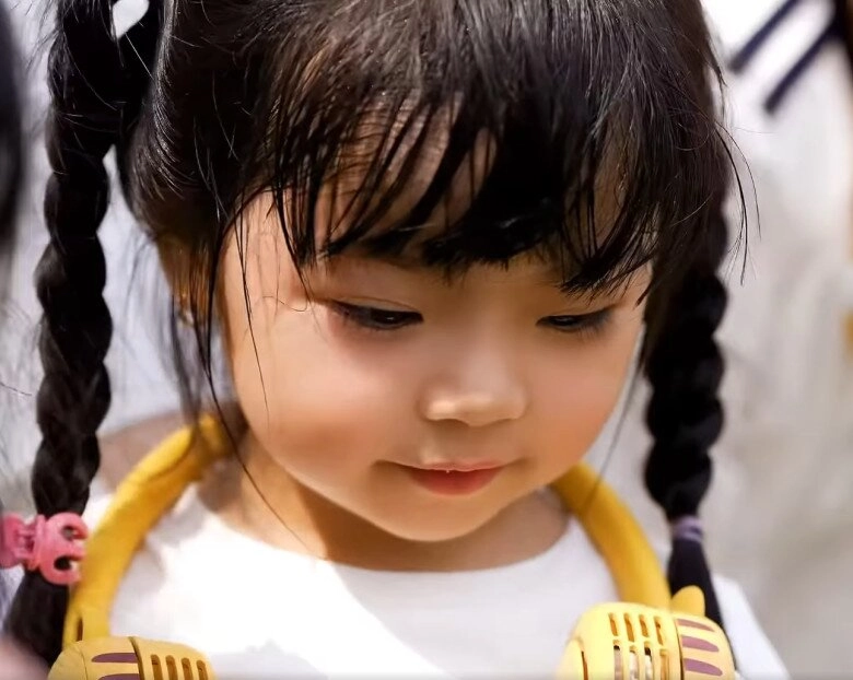 Cặp song sinh nhà vân trang xinh như búp bê thường khóc vì giành mẹ giờ ra dáng chị gái từ ngày có em trai - 3