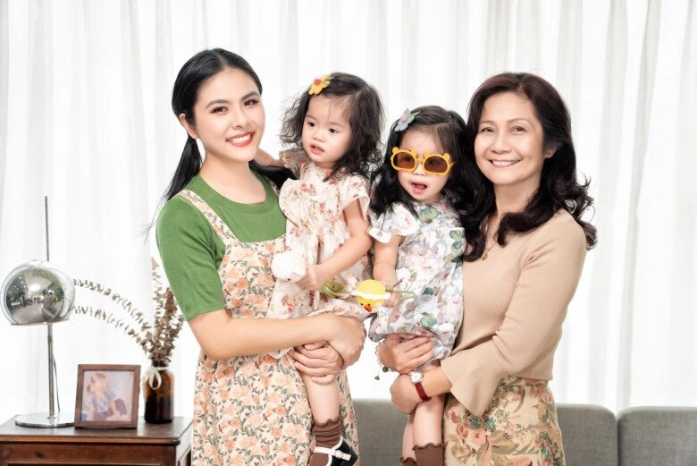 Cặp song sinh nhà vân trang xinh như búp bê thường khóc vì giành mẹ giờ ra dáng chị gái từ ngày có em trai - 11