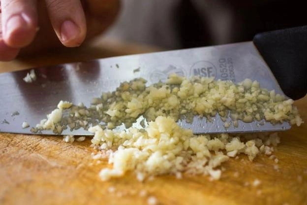 Câu chuyện củ tỏi trừ tà trong tháng 7 cô hồn và cách dùng tỏi chuẩn phong thủy - 2
