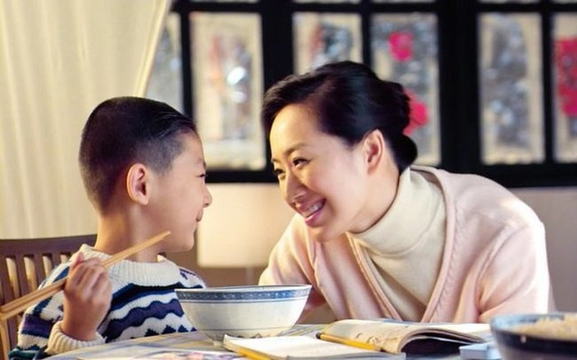 Cha mẹ giả nghèo dạy con tiết kiệm 10 năm sau phải bật khóc vì hối hận - 3