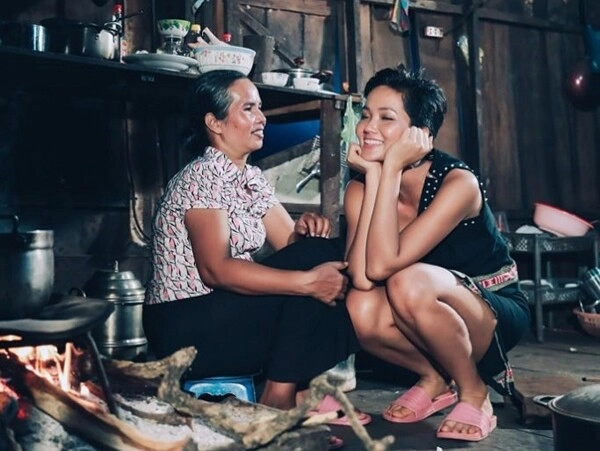 Chân dung người mẹ nghèo chân lấm tay bùn có cô con gái hoa hậu làm rạng danh nhan sắc việt ở quốc tế - 2
