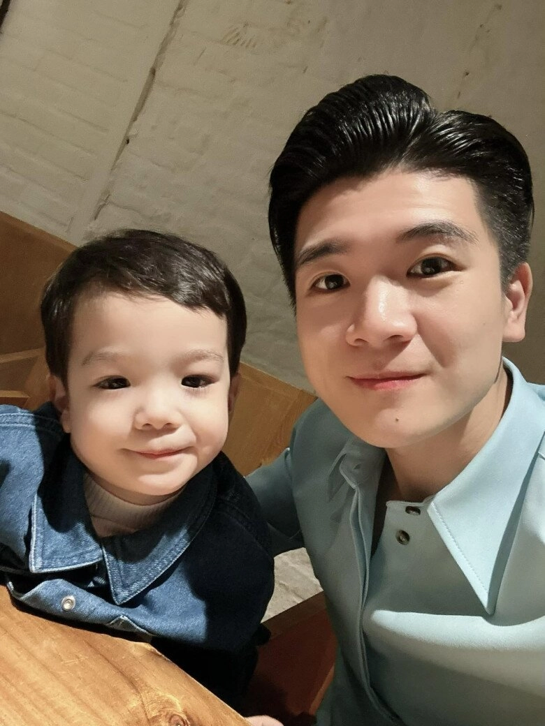 Cháu trai duy nhất của bầu hiển điển trai với kiểu tóc chảnh sả có dáng ngồi chủ tịch chuẩn bản sao của bố và ông nội - 3