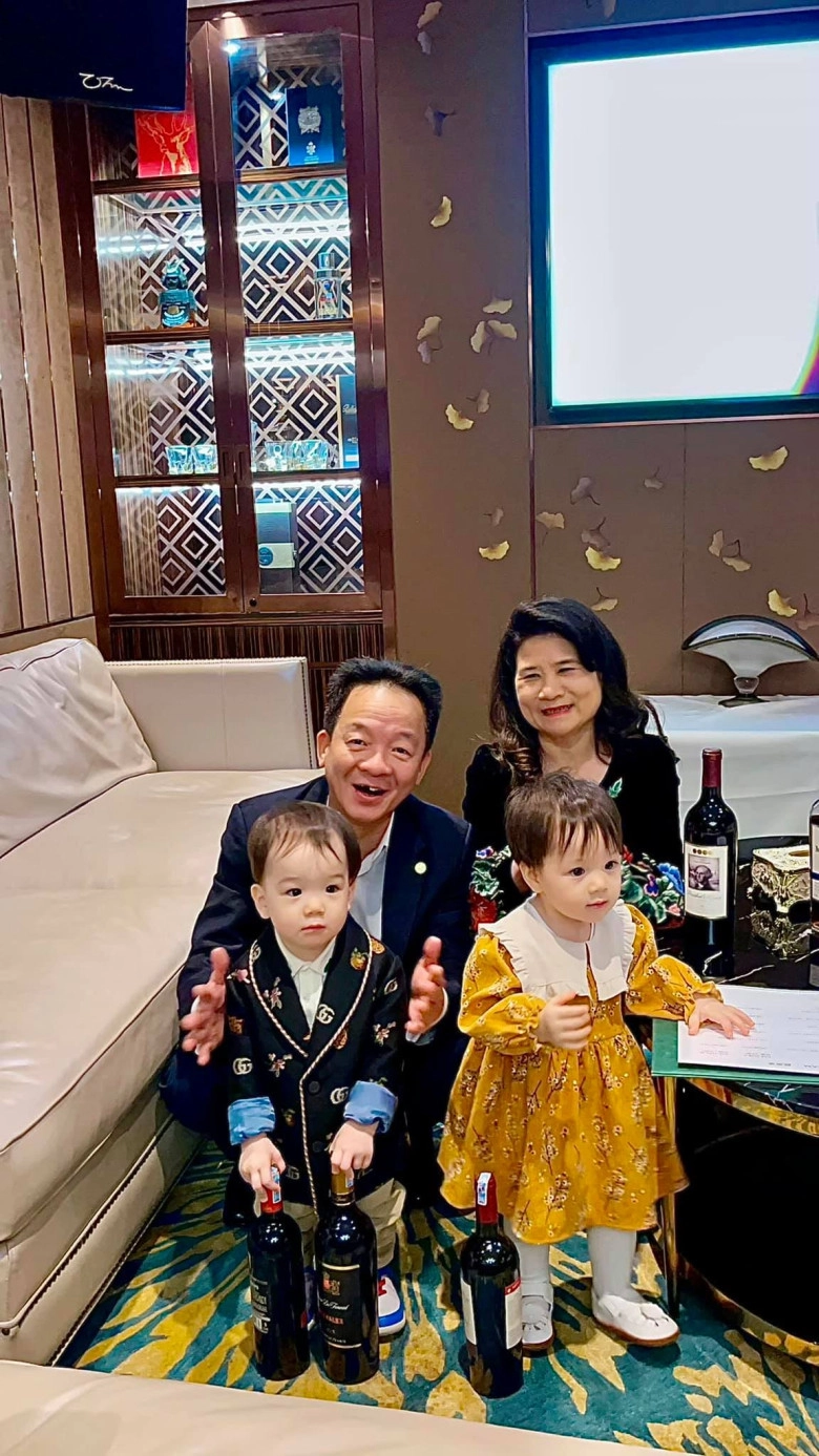 Cháu trai duy nhất của bầu hiển điển trai với kiểu tóc chảnh sả có dáng ngồi chủ tịch chuẩn bản sao của bố và ông nội - 6