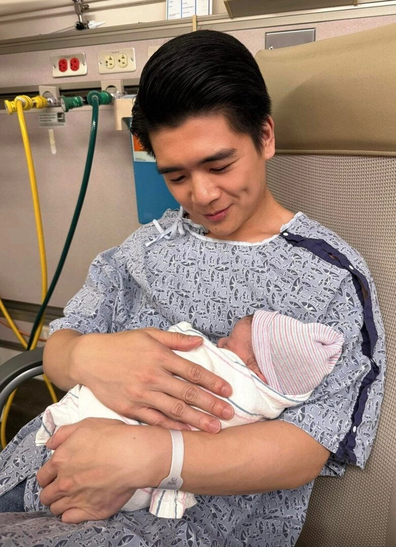 Cháu trai duy nhất của bầu hiển điển trai với kiểu tóc chảnh sả có dáng ngồi chủ tịch chuẩn bản sao của bố và ông nội - 7