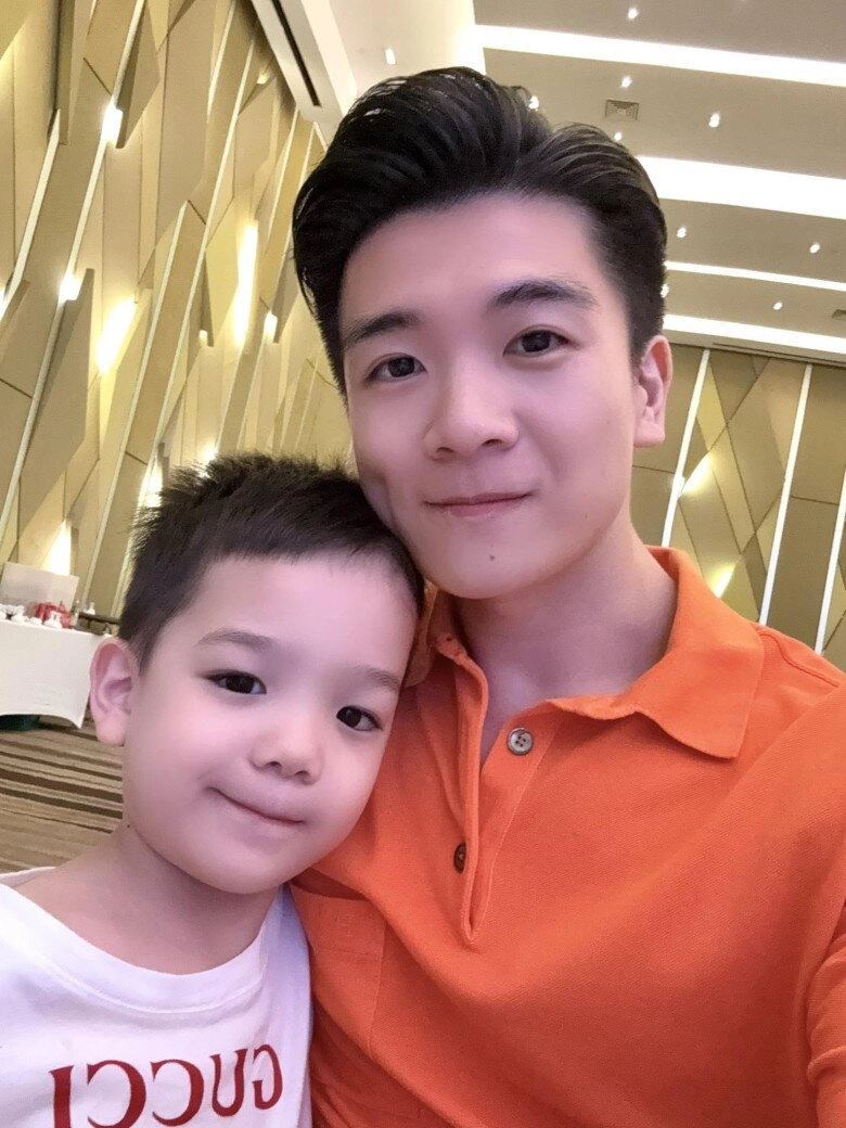 Cháu trai duy nhất của bầu hiển điển trai với kiểu tóc chảnh sả có dáng ngồi chủ tịch chuẩn bản sao của bố và ông nội - 10