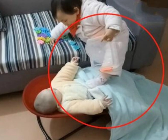 Chỉ 1 phút lơ là người mẹ bật khóc khi chứng kiến cảnh con gái lớn bạo hành em sơ sinh - 1