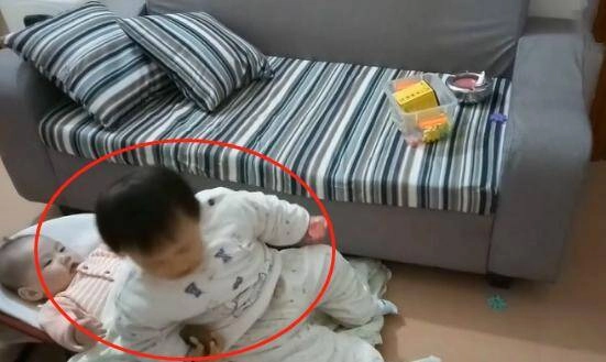 Chỉ 1 phút lơ là người mẹ bật khóc khi chứng kiến cảnh con gái lớn bạo hành em sơ sinh - 2
