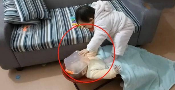 Chỉ 1 phút lơ là người mẹ bật khóc khi chứng kiến cảnh con gái lớn bạo hành em sơ sinh - 3