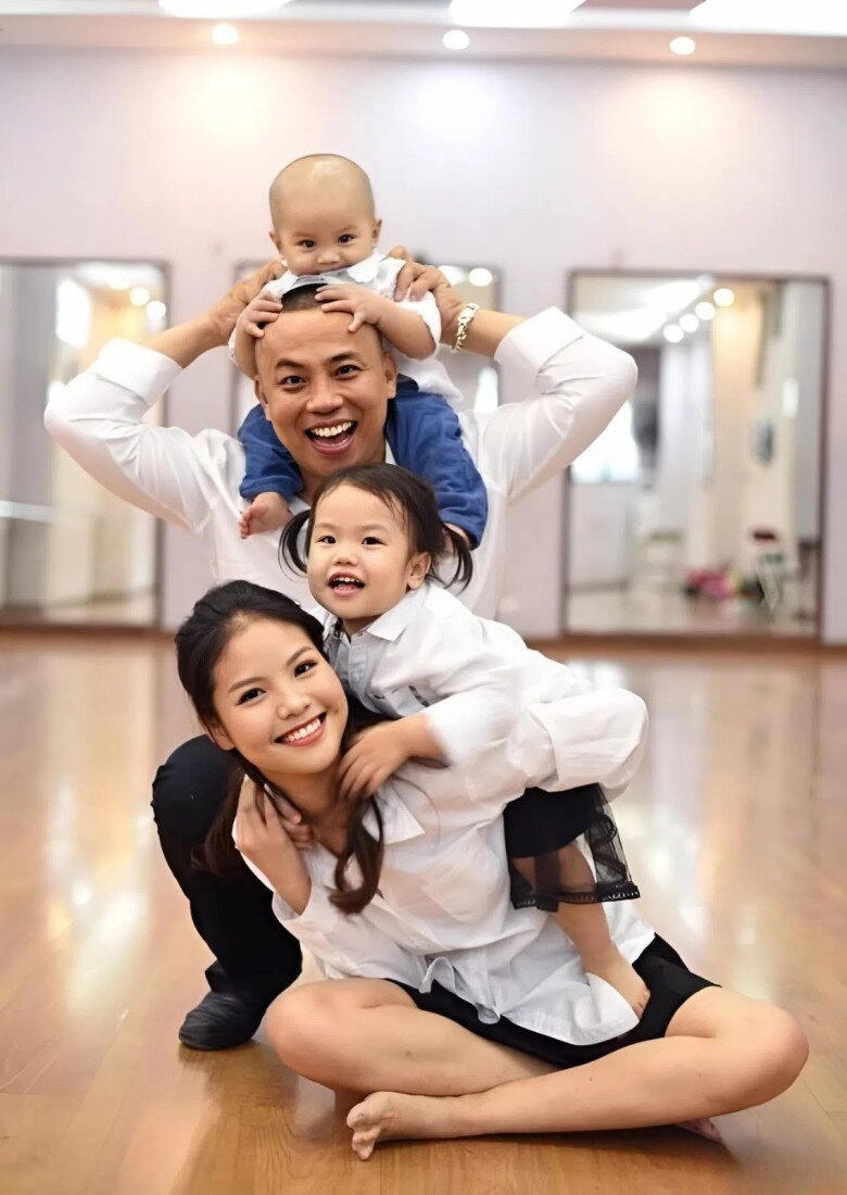 Chí anh khoe mái ấm đủ nếp đủ tẻ với bà xã kém 20 tuổi 2 con như bản sao thu nhỏ của bố mẹ - 7