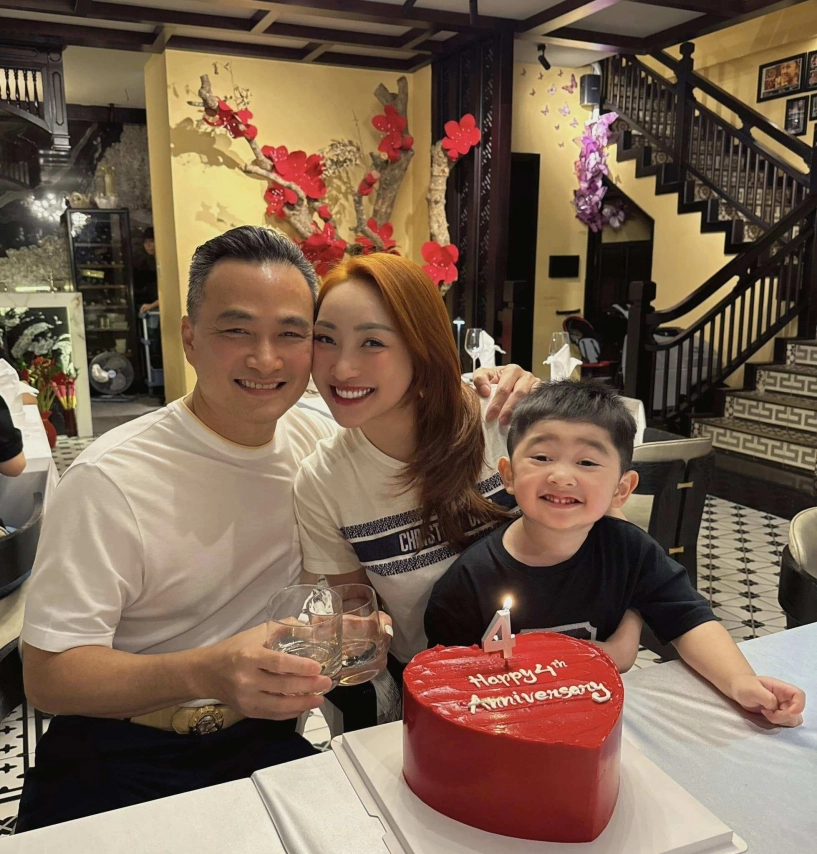 Chi bảo bận công việc vẫn ngồi ôm con cho vợ đại gia làm điệu bà xã nhìn ái nữ thừa nhận mình đẻ thuê - 10