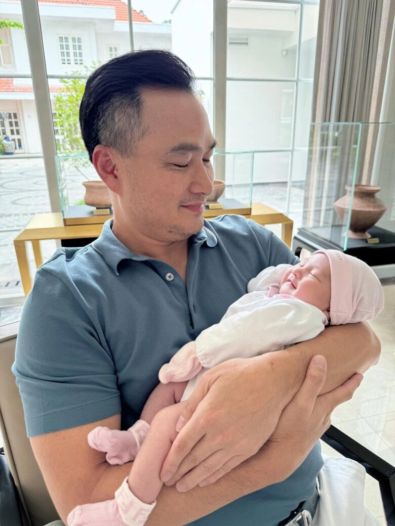 Chi bảo mê tít con gái cưng nựng gọi là bình rượu mơ ái nữ mới sinh có khuôn mặt giống hệt anh trai - 1