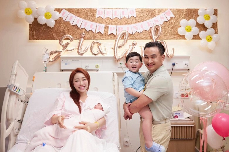 Chi bảo mê tít con gái cưng nựng gọi là bình rượu mơ ái nữ mới sinh có khuôn mặt giống hệt anh trai - 5