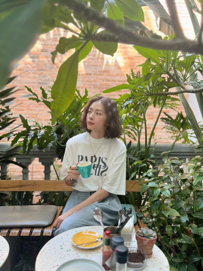 Chị đẹp được chồng cơm bưng nước rót trẻ hoài ở tuổi u50 có tuyệt chiêu gì - 2