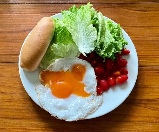 Chỉ đổi bữa sáng thành trứng với món rau củ bình dân chợ việt có đầy bác sĩ giảm gần 20kg sau 8 tháng - 1