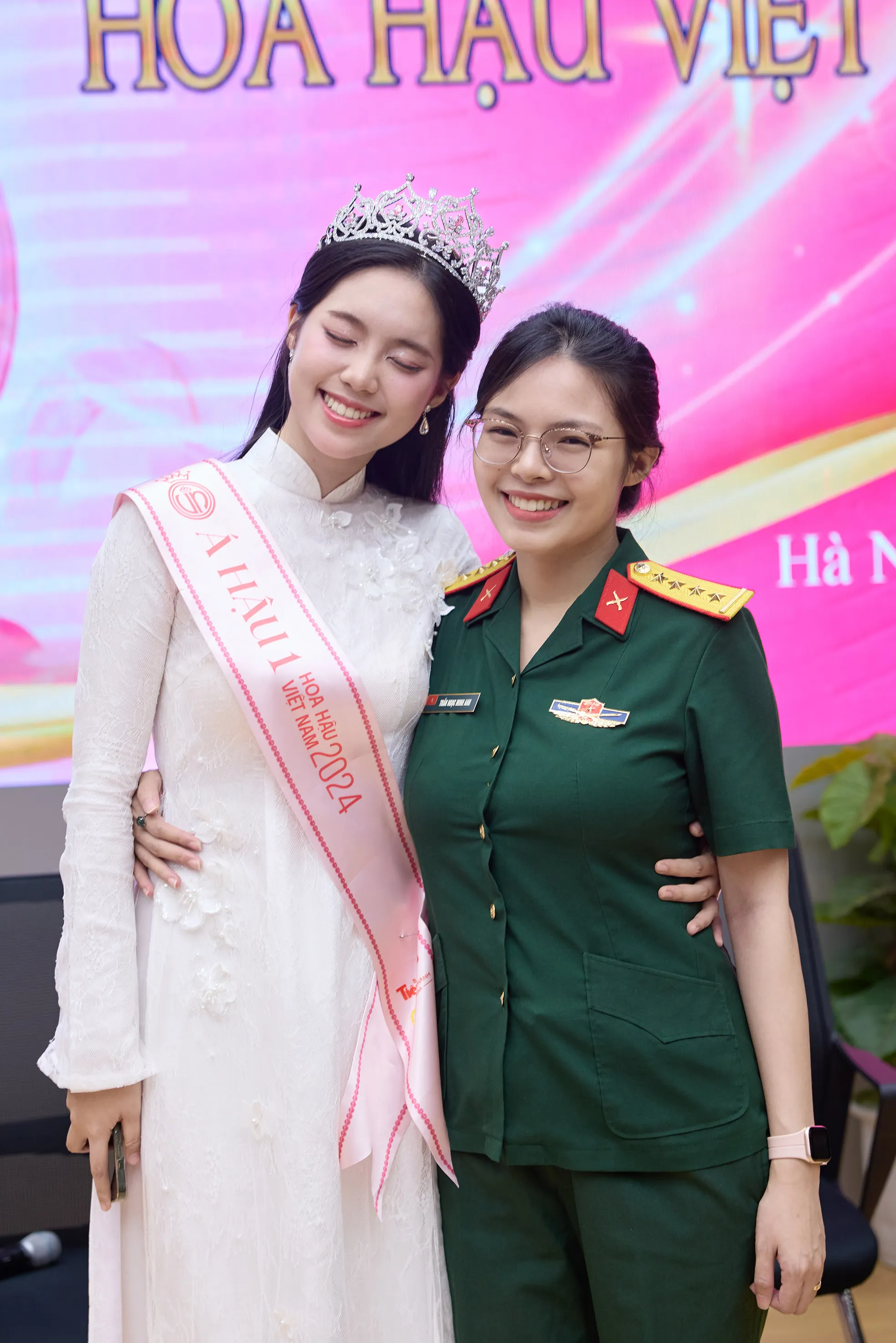 Chị gái á hậu việt nam đầu tiên là quân nhân một nét đẹp sao y bản chính với em gái chứng tỏ nhà có gen xịn - 7