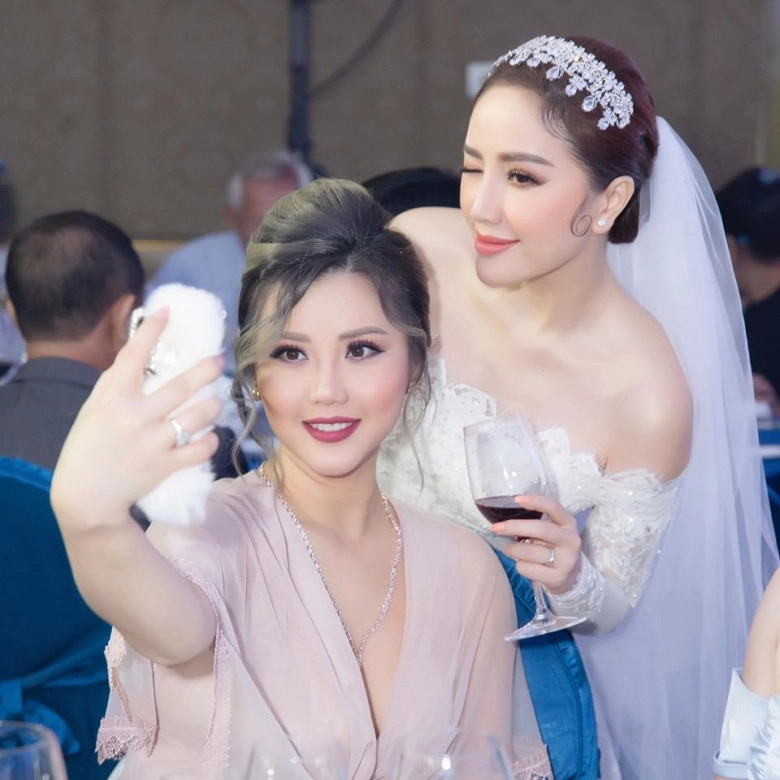 Chị gái bảo thy trẻ đẹp quyến rũ chẳng kém cô em nhưng không đam mê dấn thân showbiz - 7