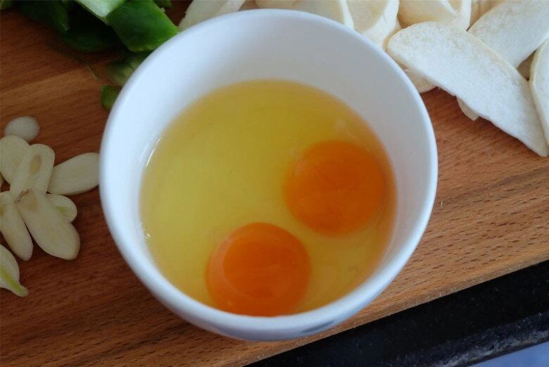 Chỉ là một loại rau mà chứa gần 20 loại axit amin đem xào với quả giàu canxi được món siêu bổ mà giá chẳng hề đắt đỏ - 4
