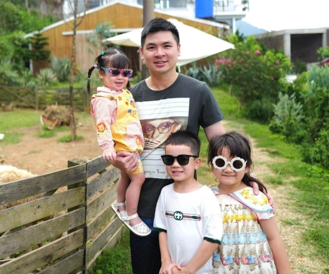 Chồng chủ tịch của đỗ mỹ linh khoe cảnh 1 nách 3 con ái nữ là bản sao được cưng ngồi trên vai bố - 1