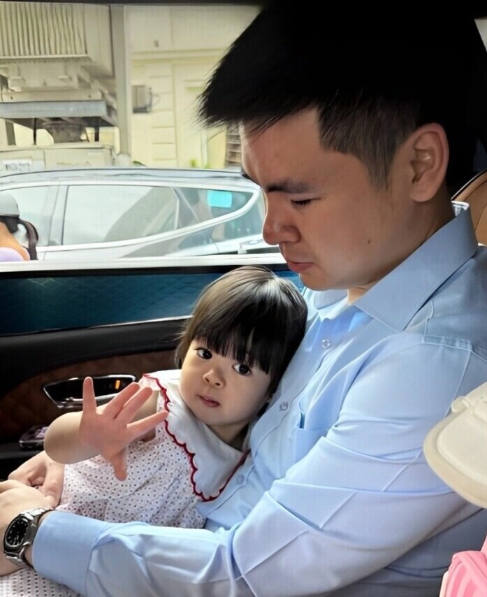 Chồng chủ tịch nhà đỗ mỹ linh mừng sinh nhật bình rượu mơ ái nữ nay cực xinh đã biết giành bố quang với mẹ - 6