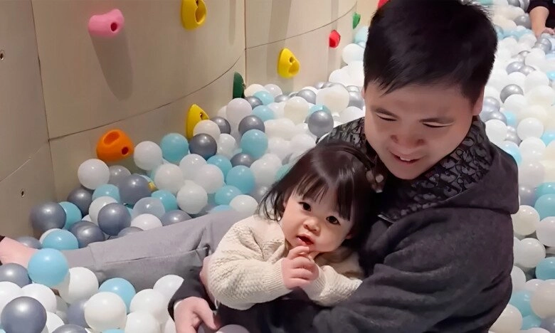 Con gái đỗ mỹ linh khó dỗ dành khiến mẹ đau đầu là tiểu thư cành vàng được bố chủ tịch đích thân đưa đón - 6
