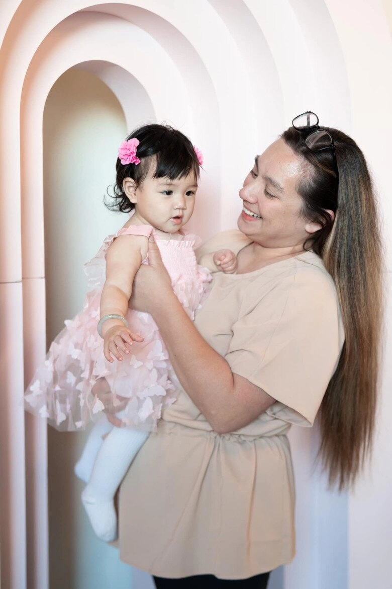 Chồng cũ phi nhung sang nhà con gái thăm cháu ngoại tiểu công chúa đáng yêu là bản sao của người bà quá cố - 2