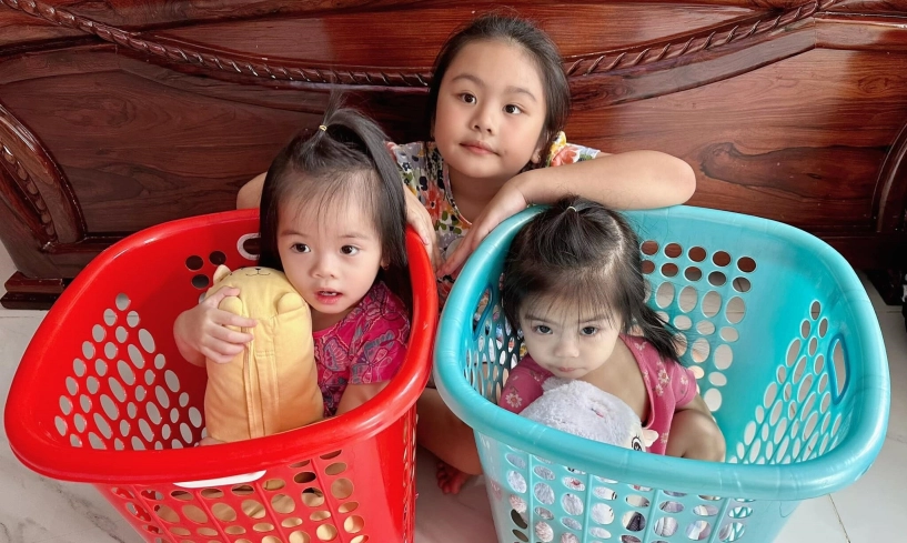 Cặp song sinh nhà vân trang xinh như búp bê thường khóc vì giành mẹ giờ ra dáng chị gái từ ngày có em trai - 16