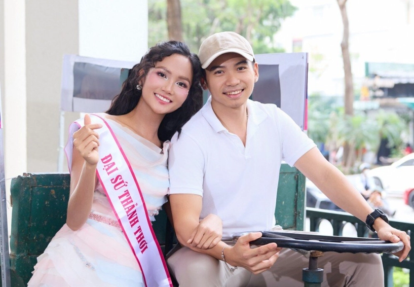 Chồng hhen niê đi đâu cũng được hỏi đã mọc tóc chưa hiện nổi tiếng hơn cả vợ hoa hậu - 8
