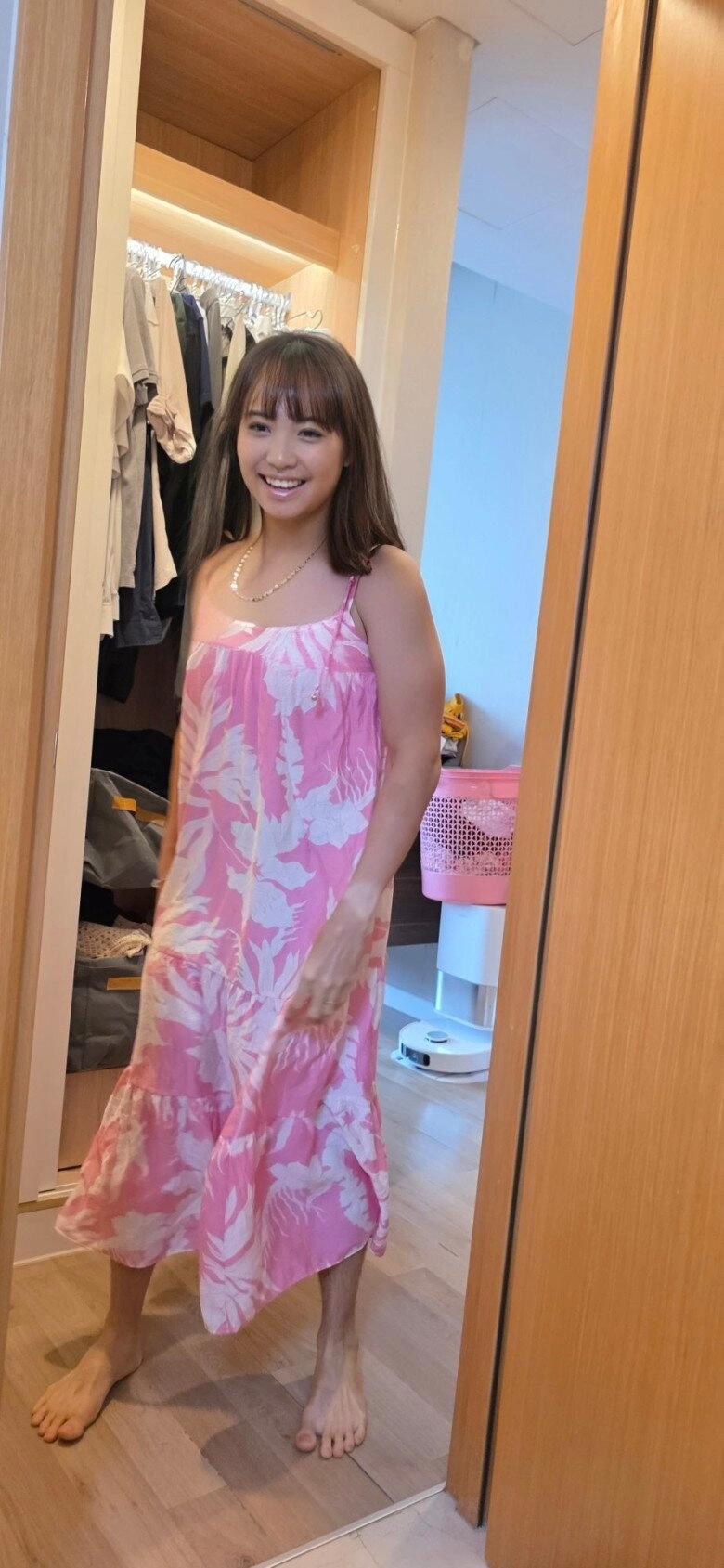 Chồng nhiếp ảnh gia của hhen niê mặc váy trang điểm xinh như gái nhật ngại ngùng khi tới phòng gym - 3