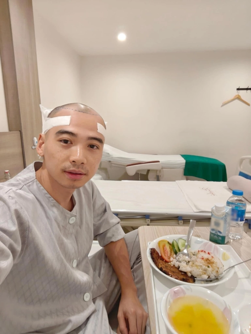 Chồng nhiếp ảnh gia của hhen niê mặc váy trang điểm xinh như gái nhật ngại ngùng khi tới phòng gym - 10