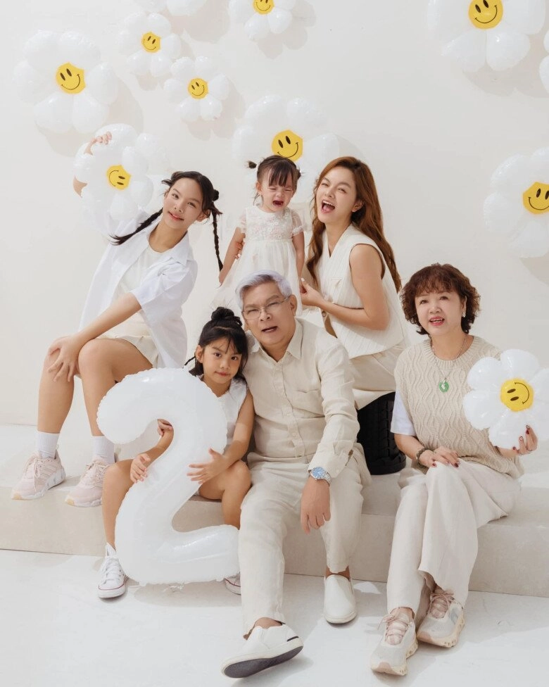 Chồng phạm quỳnh anh lăn xả hết mình trong tiệc sinh nhật con riêng của vợ là bố ấm áp của 3 tiểu công chúa - 12