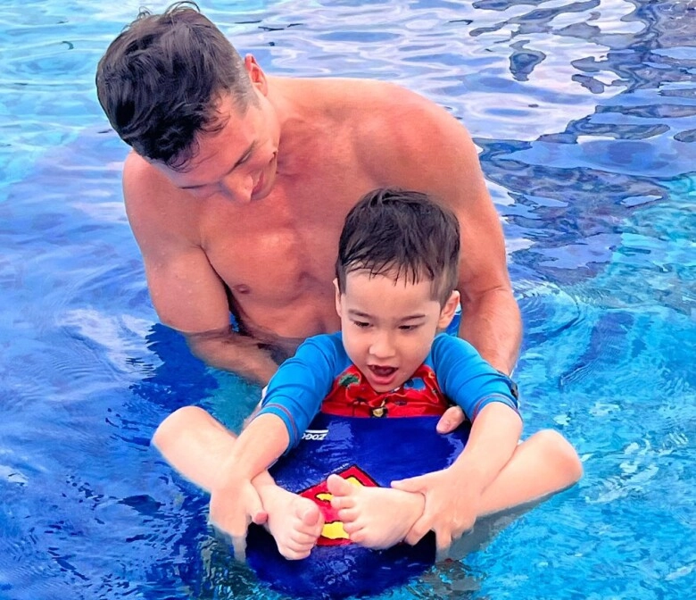 Chồng tây cũ của hoàng oanh đưa con trai đi chơi với bạn gái mới bé max cực thân với mẹ kế tương lai - 9