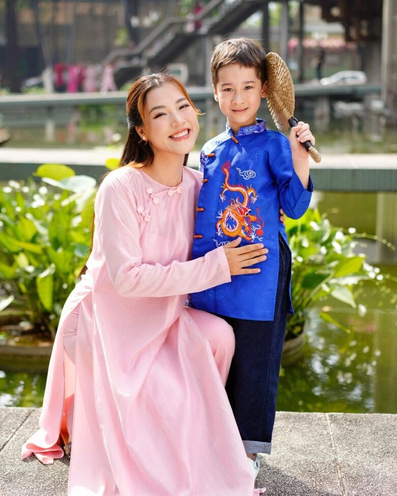 Chồng tây cũ của hoàng oanh đưa con trai đi chơi với bạn gái mới bé max cực thân với mẹ kế tương lai - 12