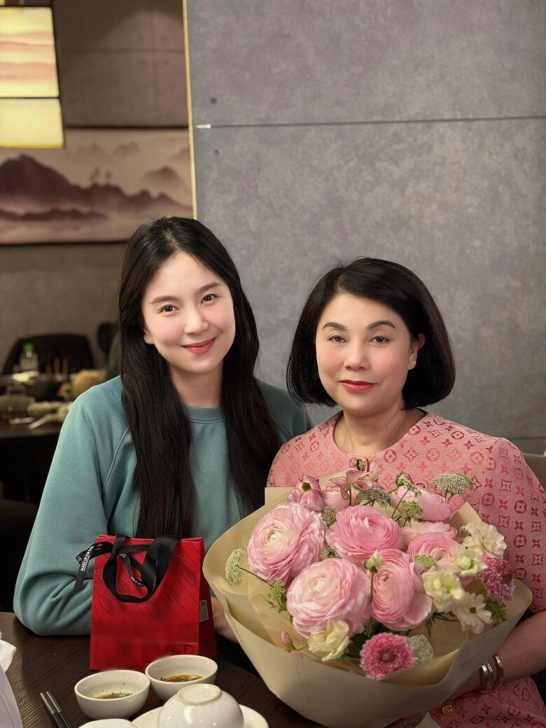Chồng thiếu gia bắc giang của mc mai ngọc tươi rói nắm tay vợ không rời trong khoảnh khắc đón con trai đầu lòng - 7