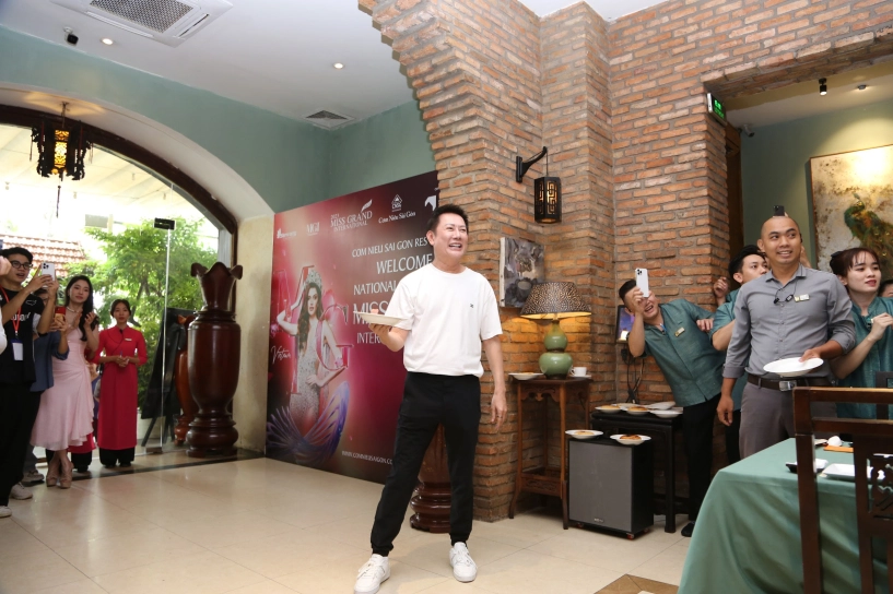 Chủ tịch nawat thích thú trước màn biểu diễn đập cơm tại cơm niêu sài gòn - 3